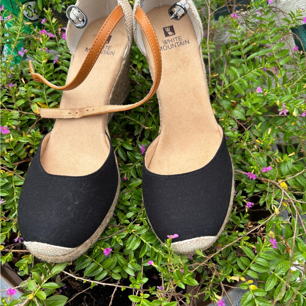 White Mountain Women's Black and Tan Shoes - Picture 6 of 10